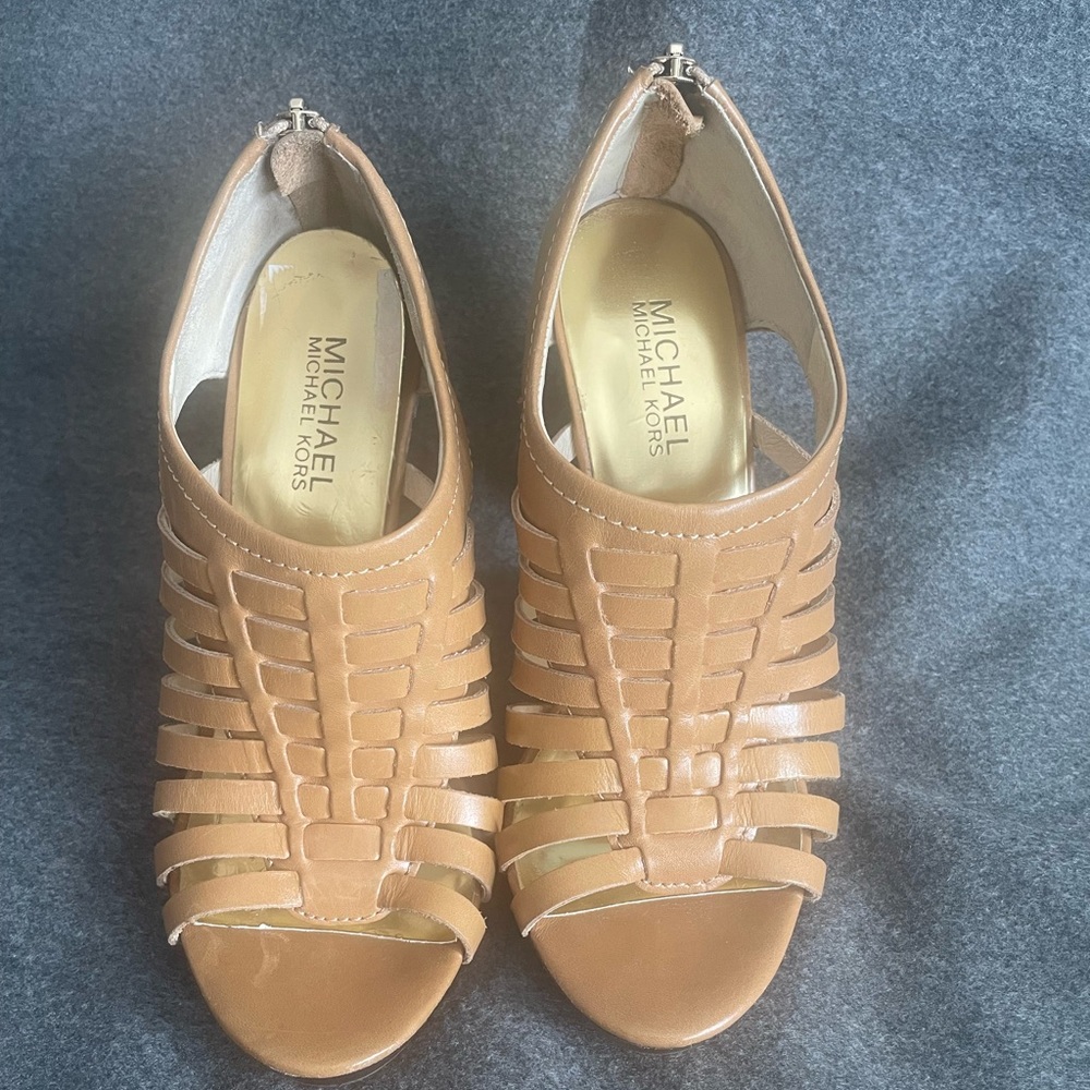 Like new Michael Kors Pembroke open toe weave tan heels sz 7M